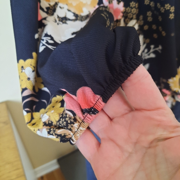 Beautiful long sleeved tie blouse - Picture 4 of 8